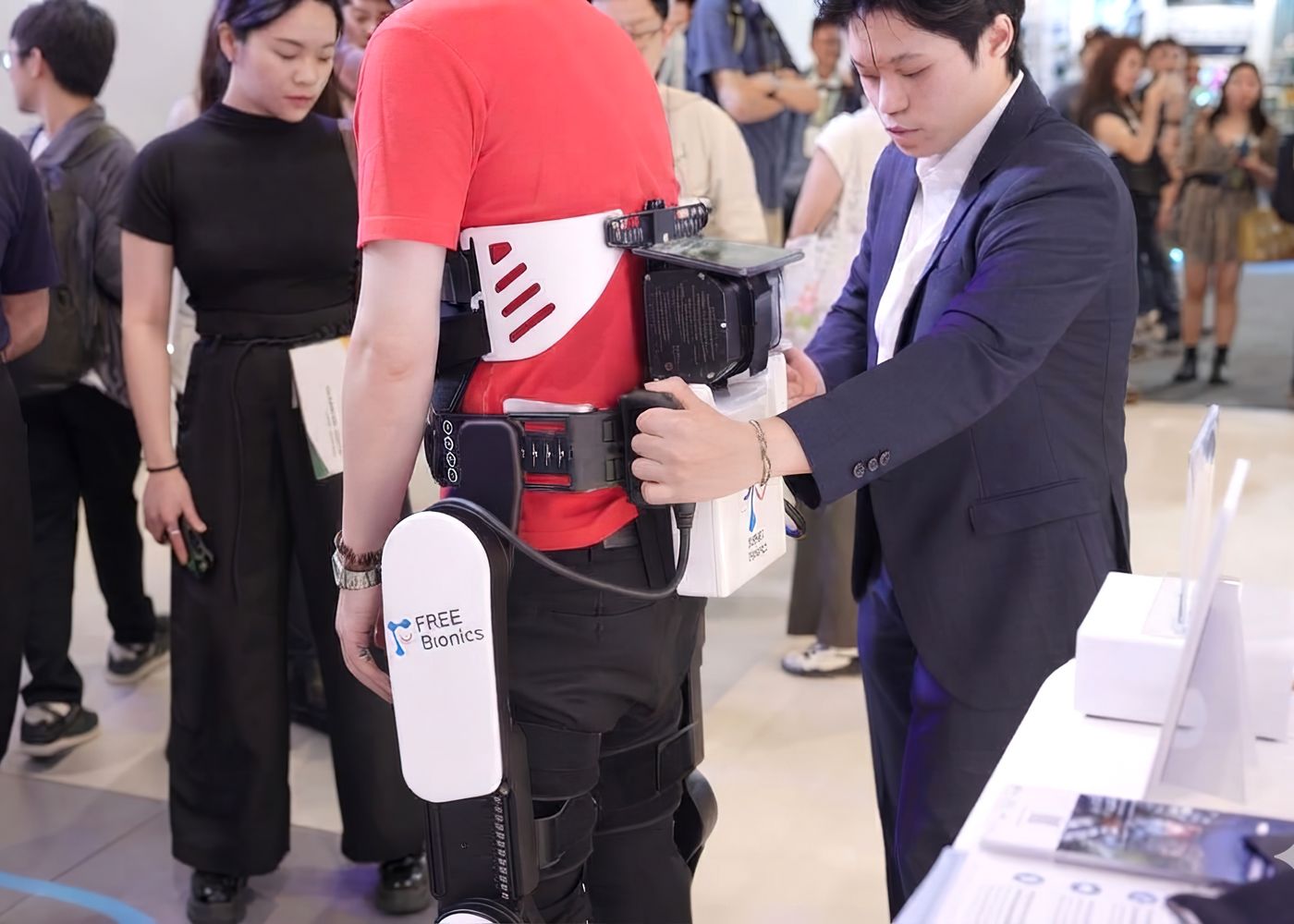 Intel pokazuje egzoszkielet napędzany AI. FREE Walk pomaga pacjentom znów chodzić